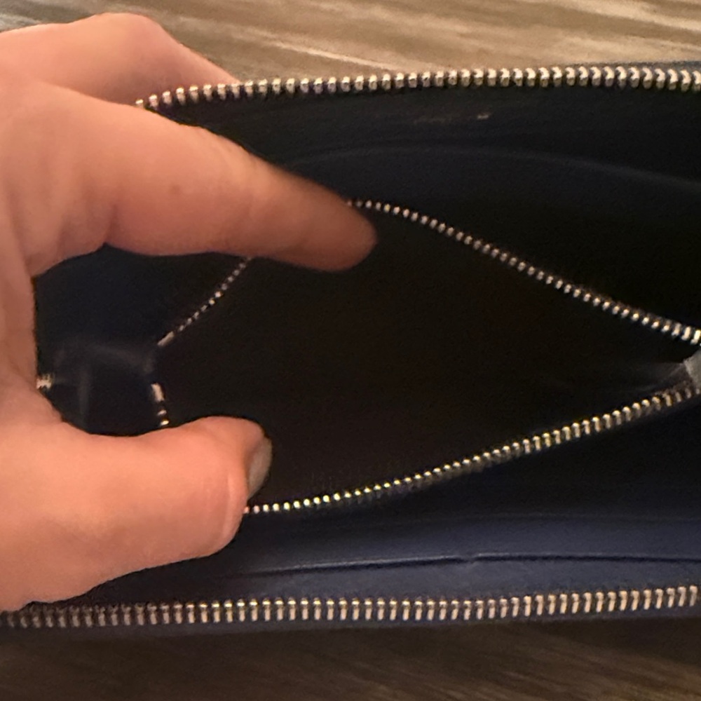 Balenciaga Navy Leather Wallet with Gold Accent
Certificate of Authenticity incl - Picture 4 of 7